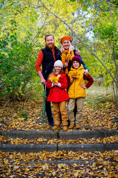 Familia en un parque de otoño — Foto de Stock