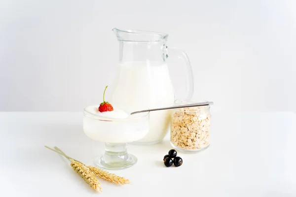 Молоко с ягодами — стоковое фото
