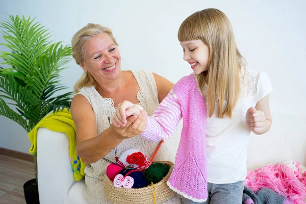 Nonna che lavora a maglia con nipote — Foto Stock