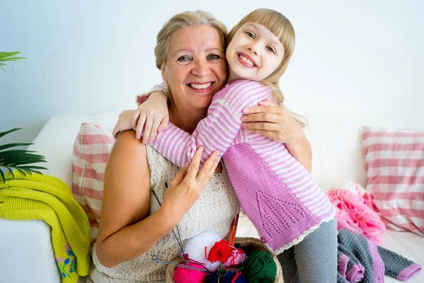 Großmutter strickt mit Enkelin — Stockfoto