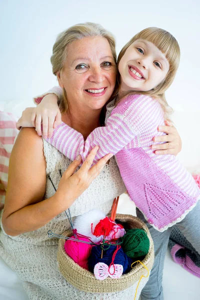 Babička s vnučkou pletení — Stock fotografie