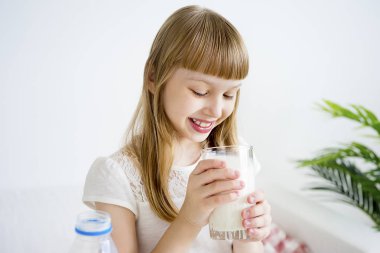 Kız having kahvaltı