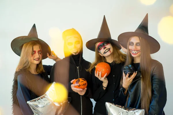 İnsanlar Cadılar Bayramı kostümleri