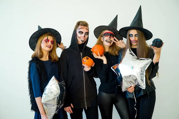 Mensen in kostuums van halloween — Stockfoto