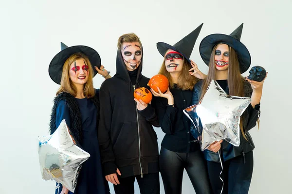 Mensen in kostuums van halloween — Stockfoto