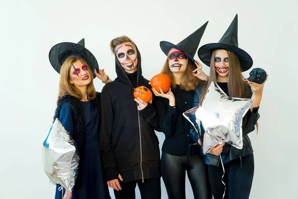 Personas en disfraces de Halloween — Foto de Stock