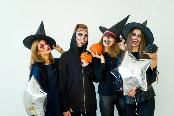 Personas en disfraces de Halloween — Foto de Stock