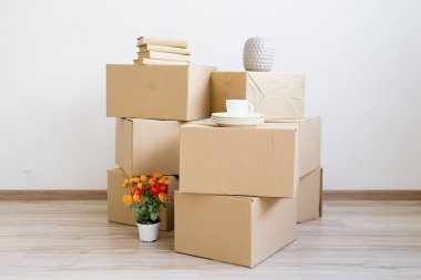 Karton kutular için yeni bir ev taşıma-