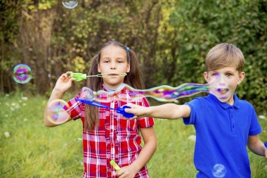 kabarcıkları ile oynayan çocuklar