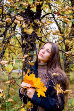 Depresif kız parkta yürüyüş