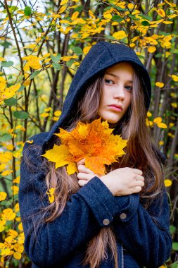 Depresif kız parkta yürüyüş