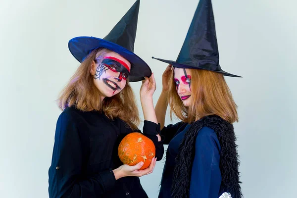 Mensen in kostuums van halloween — Stockfoto