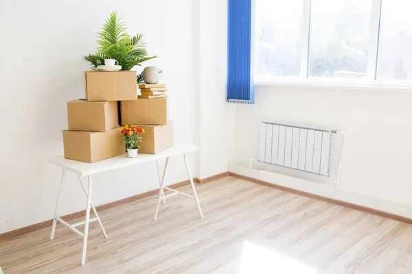 Caixas de papelão - se mudar para uma nova casa — Fotografia de Stock