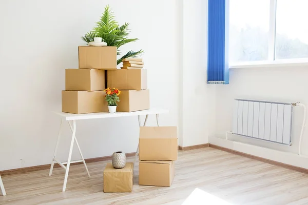 Caixas de papelão - se mudar para uma nova casa — Fotografia de Stock