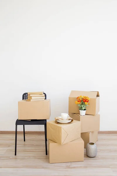 Caixas de papelão - se mudar para uma nova casa — Fotografia de Stock