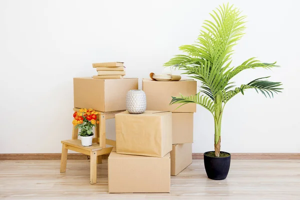 Cajas de cartón - mudanza a una casa nueva —  Fotos de Stock