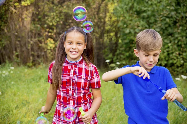 Niños jugando con burbujas — Foto de Stock