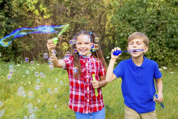 Kinder spielen mit Blasen — Stockfoto