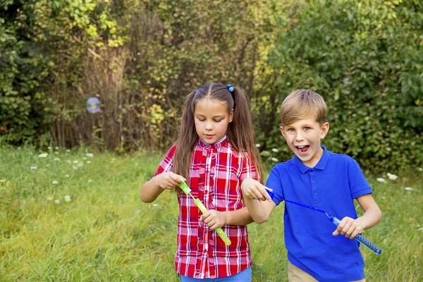 Enfants jouant avec des bulles — Photo