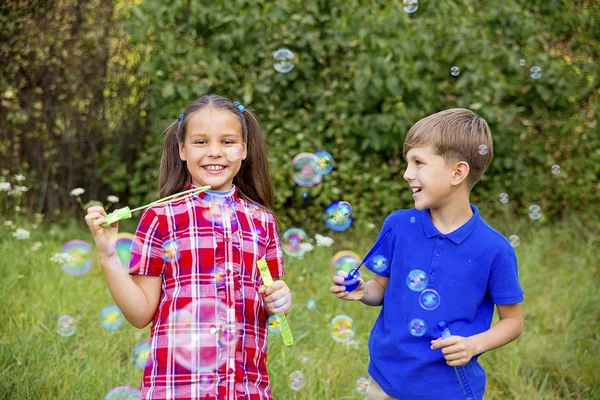 Kinder spielen mit Blasen — Stockfoto