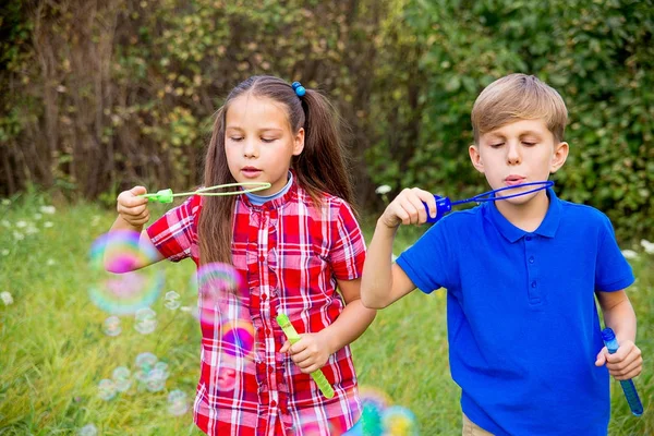 Niños jugando con burbujas — Foto de Stock