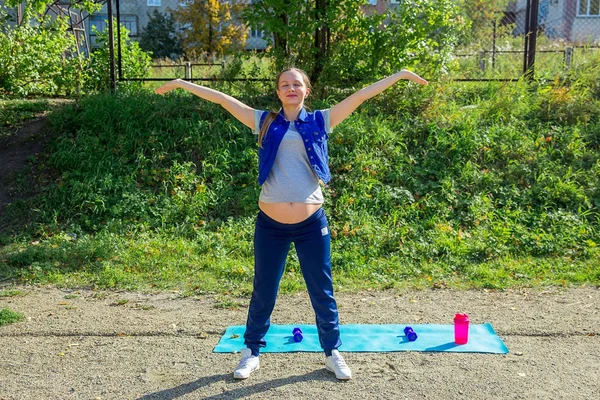 Pregnant women exercising — Stock Photo, Image