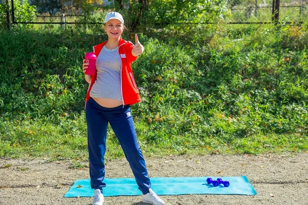 Pregnant women exercising — Stock Photo, Image