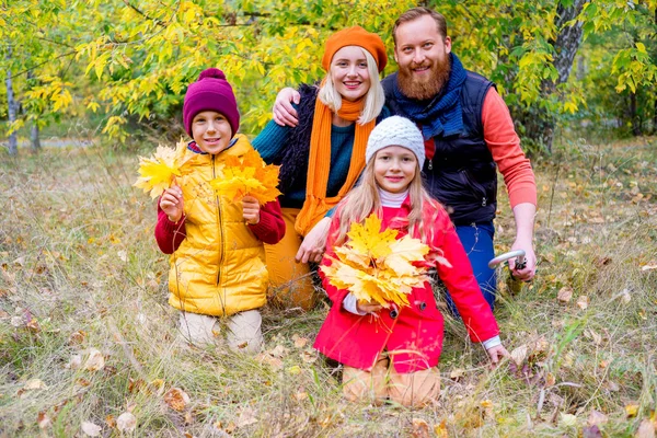 Familia en un parque de otoño — Foto de Stock