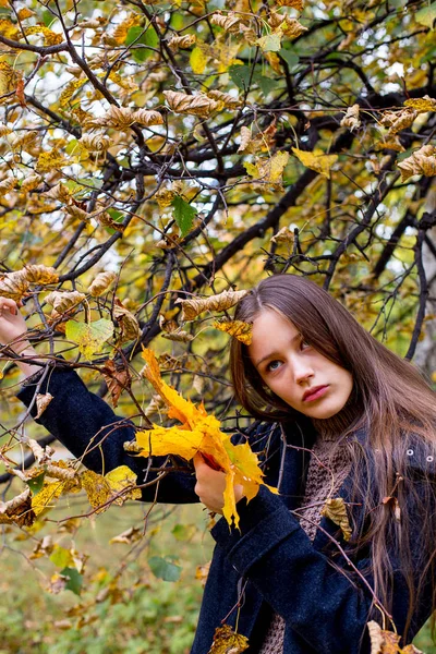 Depressed girl walking in park — Stock Photo, Image