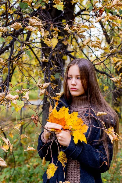 Depressed girl walking in park — Stock Photo, Image