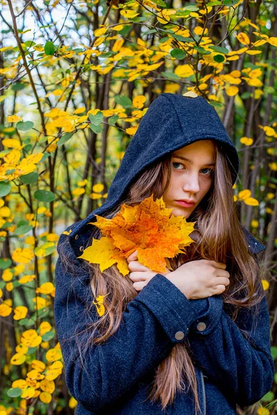 Deprimerad tjej promenader i parken — Stockfoto