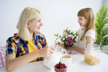 Aile kahvaltı yapıyor.