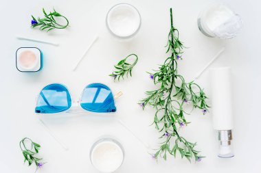 beyaz zemin üzerinde kozmetik