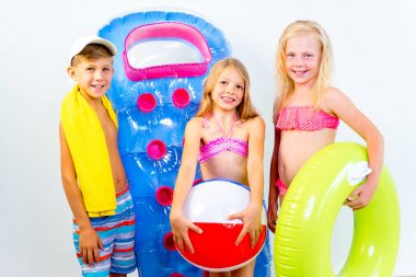 Çocuklar bir plajda