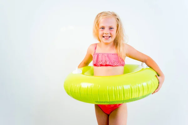 Fille sur une plage — Photo