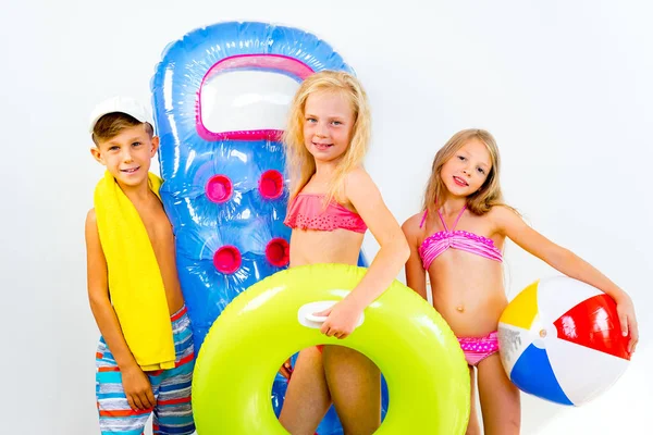 Niños en una playa — Foto de Stock