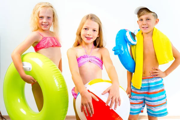 Niños en una playa — Foto de Stock