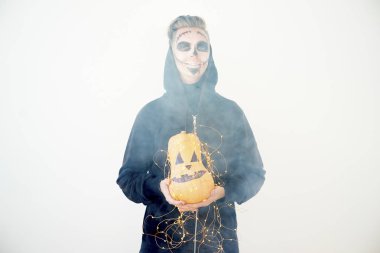 Adam içinde a halloween kılık