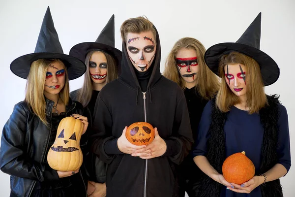 Mensen in kostuums van halloween — Stockfoto