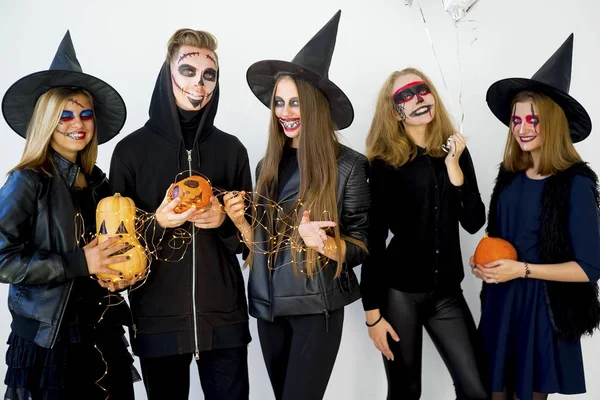 Mensen in kostuums van halloween — Stockfoto