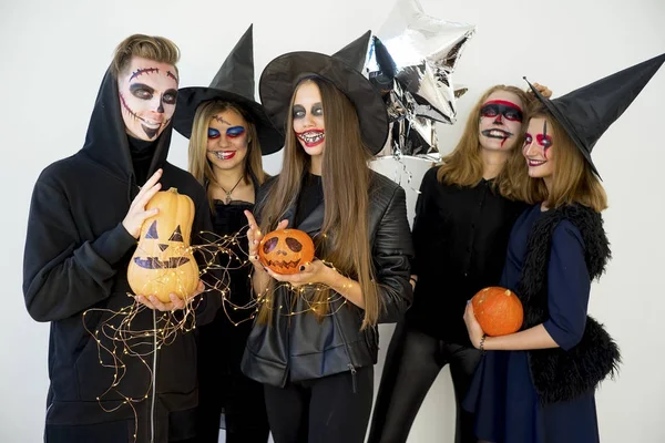 Mensen in kostuums van halloween — Stockfoto