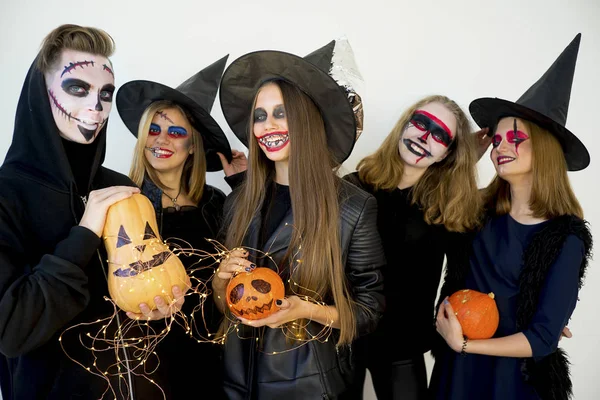 Pessoas em trajes de Halloween — Fotografia de Stock