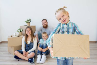 Aile yeni bir eve taşınıyor.
