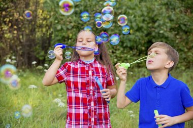kabarcıkları ile oynayan çocuklar
