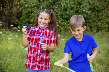 kabarcıkları ile oynayan çocuklar