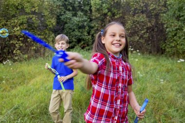 kabarcıkları ile oynayan çocuklar