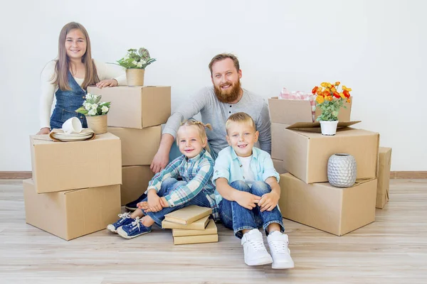 Familie zieht in ein neues Haus — Stockfoto