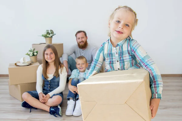 Familie zieht in ein neues Haus — Stockfoto