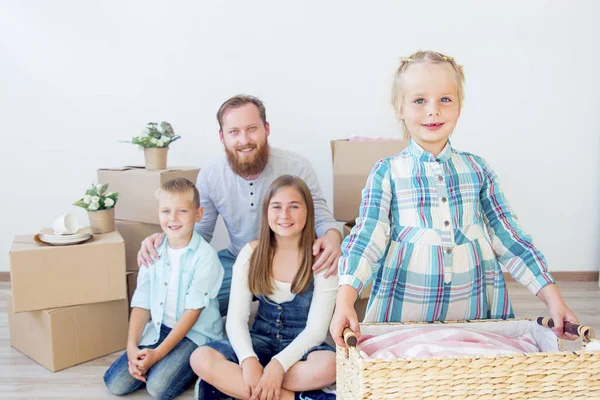 Familia mudándose a una nueva casa — Foto de Stock