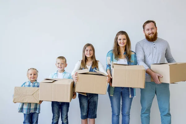 Família se mudando para uma nova casa — Fotografia de Stock